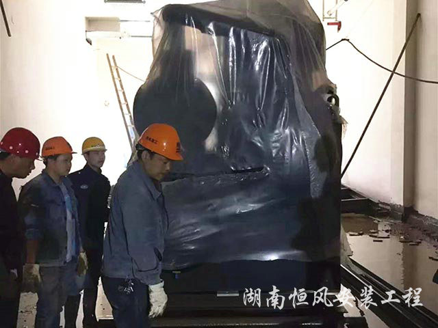湘雅常德医院地下室螺杆机吊装转运就位工程